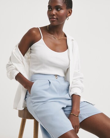 Pleat Front Buttoned Shorts